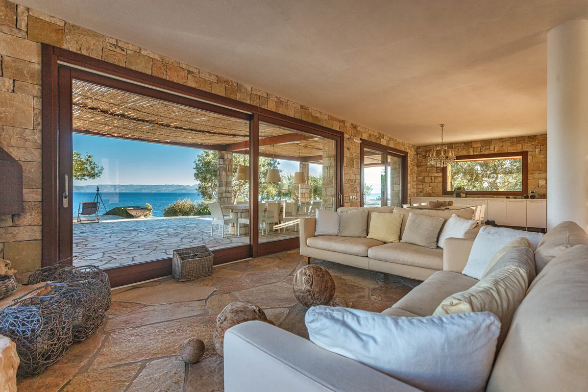 The indoor sitting room with wide windows